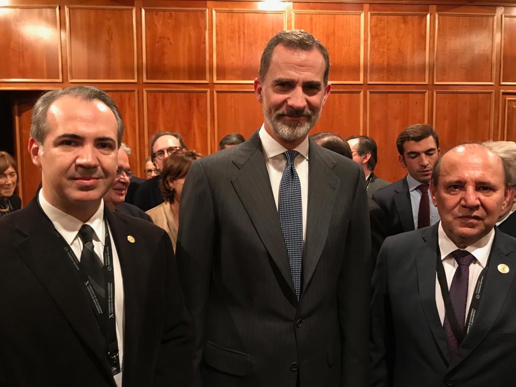 20181123-bonifacio-rios-avalos-y-fernando-beconi-junto-al-rey-felipe-de-borbon-y-grecia-en-el-decimo-congreso-de-la-conferencia-permanente-de-las-academias-juridicas-de-iberoamerica-en-madrid-espana.jpg