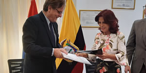 convenio-entre-la-fdcs-una-y-la-embajada-del-ecuador-mini.jpg