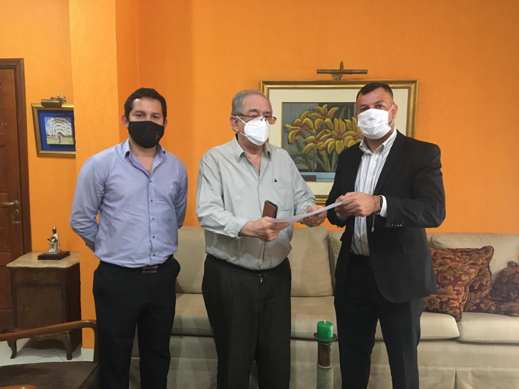 En la imagen, de izquierda a derecha, el Abg. Mario Fernandez, el Sr. Decano, Prof. Dr. José Raúl Torres Kirmser y el Abg. Marcial Paredes.