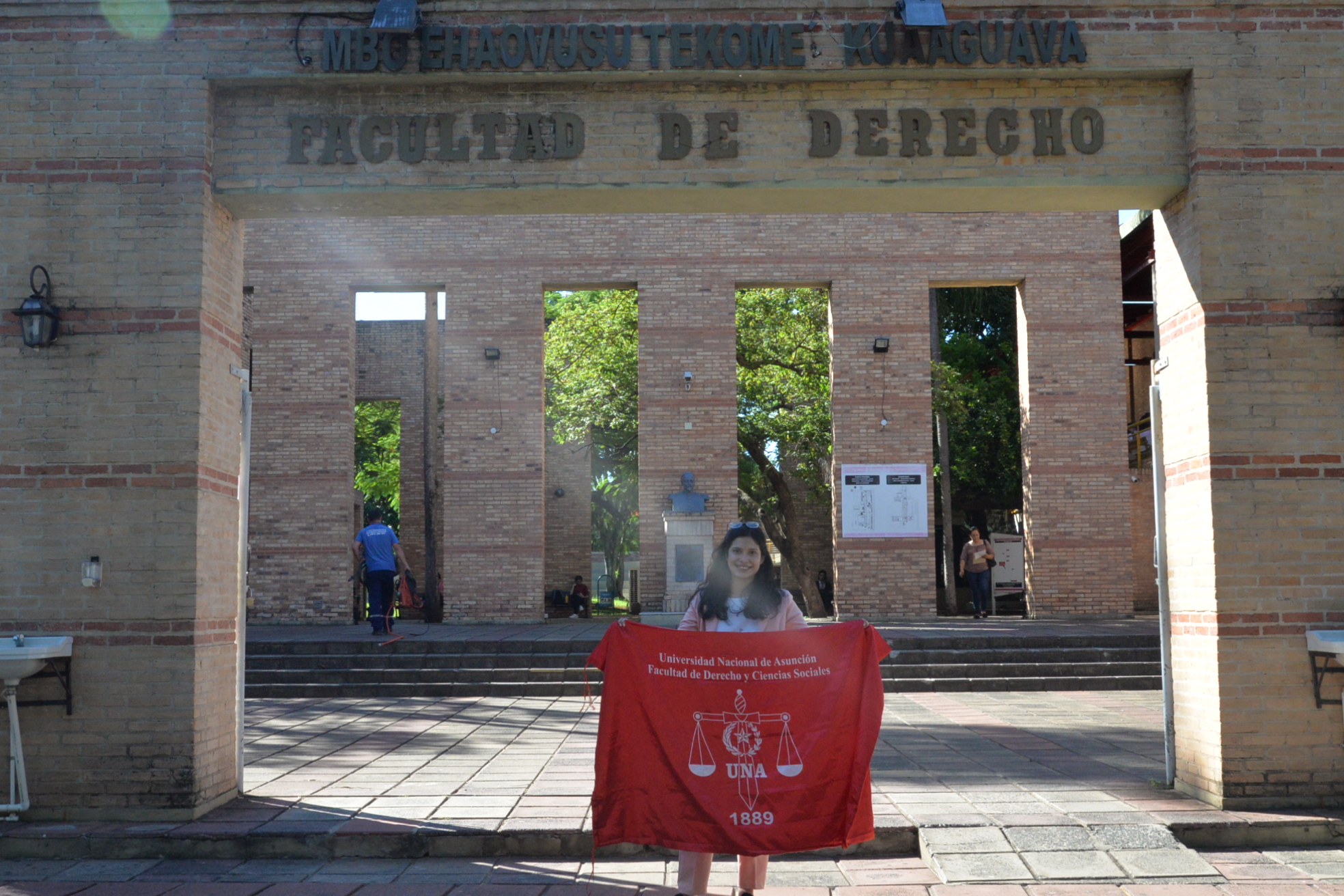 Griselda Lezcano Bogado, en la entrada de la Facultad de Derecho y Ciencias Sociales de la Universidad Nacional de Asunción.