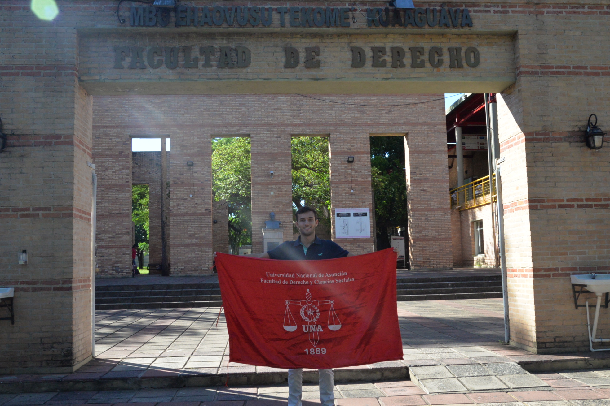Pedro Santiago Vila, en la entrada de la Facultad de Derecho y Ciencias Sociales de la Universidad Nacional de Asunción.