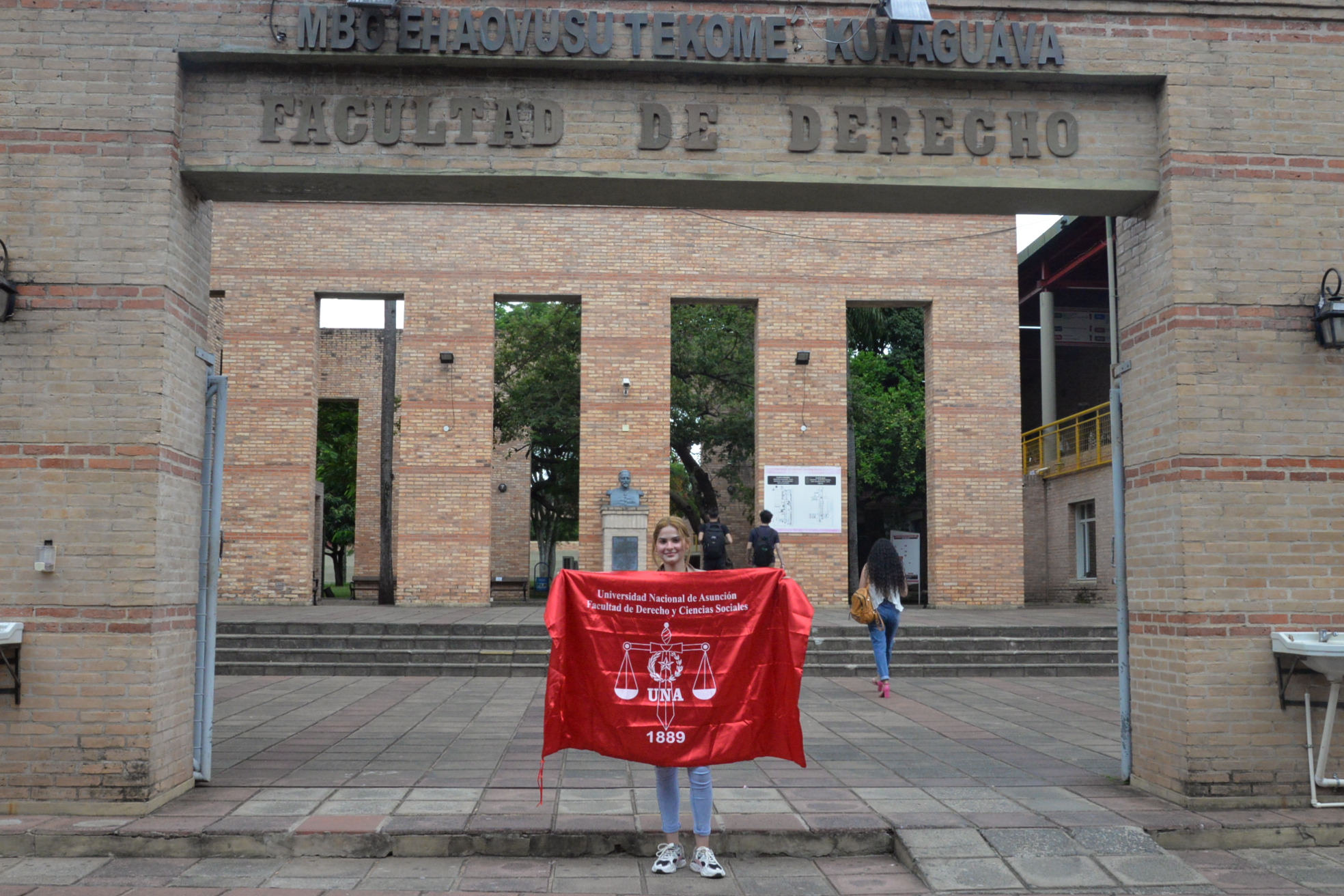 Alejandra Moreno García, en la entrada de la Facultad de Derecho y Ciencias Sociales de la Universidad Nacional de Asunción.